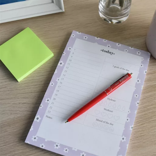 Golyóstoll 0,8mm, nyomógombos műanyag piros test, Bluering® Z3, írásszín piros – Tonerklinika Debrecen